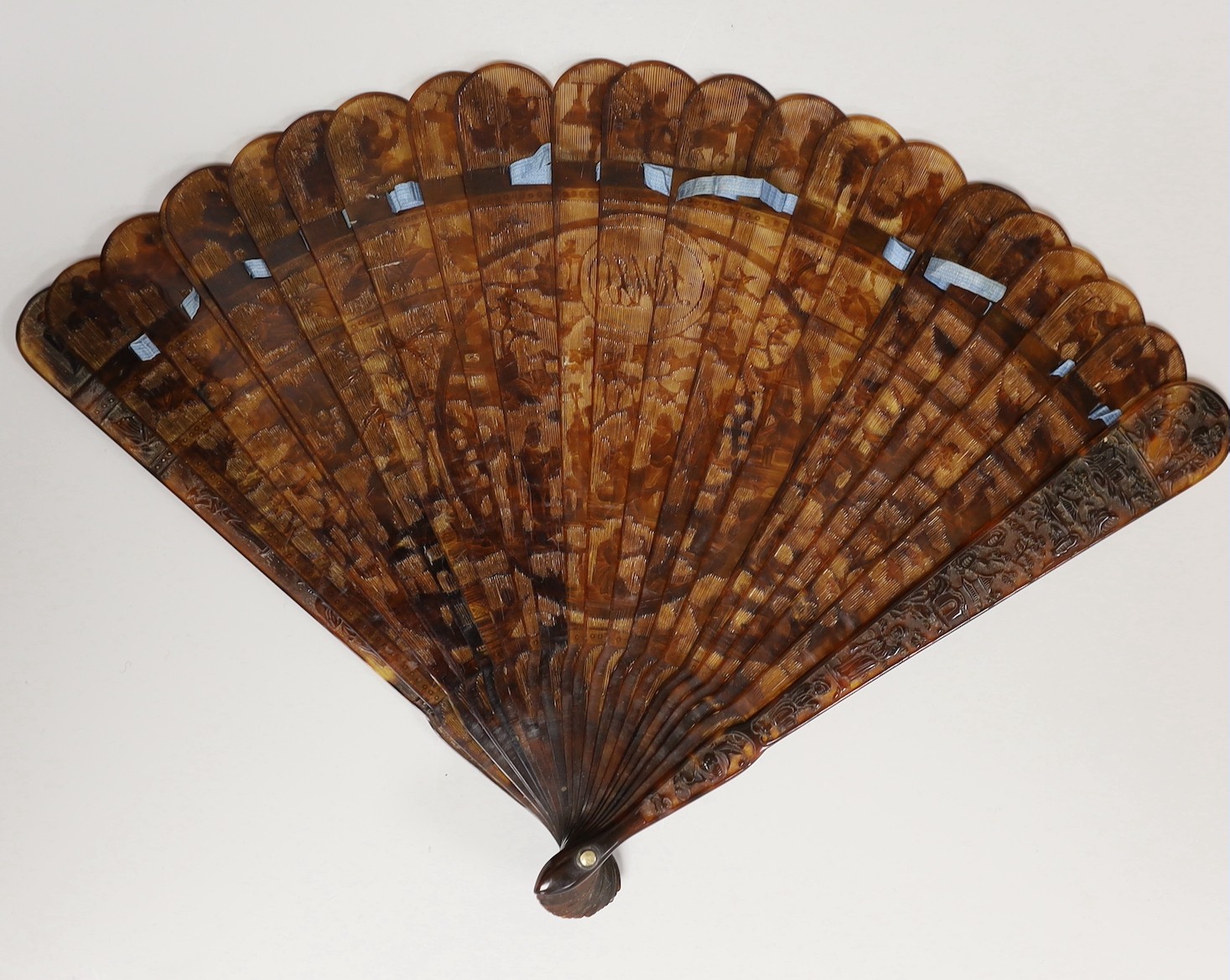 A 19th century Chinese tortoiseshell Brise fan, decorated with a central figural cartouche, 18.5cms high